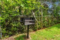 eine schwarze Bank vor einem Zaun in der Unterkunft 4BR2BA Sleeps 12 Pet-Friendly Steps to Beach in Myrtle Beach