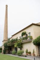un edificio con una torre y un edificio con plantas en Hotel Boutique Moli El Canyisset, en Gandía