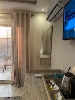 TV a/nebo společenská místnost v ubytování Pyramids Haven Hotel