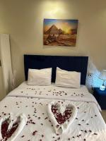 Postel nebo postele na pokoji v ubytování Pyramids Haven Hotel