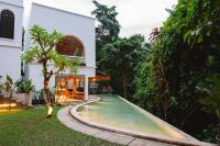 Greenforest Anahata Villa Resortの敷地内または近くにあるプール
