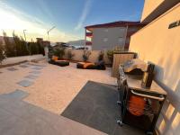 Balkón alebo terasa v ubytovaní Sunshine Deluxe 79m2 apartment with pool, 50 m2 garden lounge and outdoor space