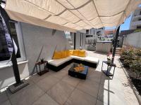 Posedenie v ubytovaní Sunshine Deluxe 79m2 apartment with pool, 50 m2 garden lounge and outdoor space