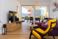 Televízia a/alebo spoločenská miestnosť v ubytovaní Sunshine Deluxe 79m2 apartment with pool, 50 m2 garden lounge and outdoor space