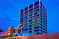Un edificio alto con un cartel delante. en Aloft Tulsa Downtown, en Tulsa