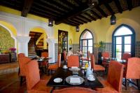 盼武里Villa Maroc Resort的一间设有橙色椅子和桌子的餐厅