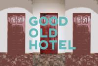 un cartel que dice buen hotel con dos puertas en GOOD OLD HOTEL hirosaki, en Hirosaki