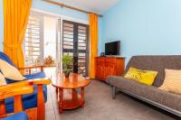 Televízia a/alebo spoločenská miestnosť v ubytovaní Apartment near the beach with a huge terrace patio, wifi and parking