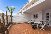 Balkón alebo terasa v ubytovaní Apartment near the beach with a huge terrace patio, wifi and parking