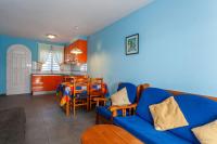Kuchyňa alebo kuchynka v ubytovaní Apartment near the beach with a huge terrace patio, wifi and parking
