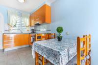 Kuchyňa alebo kuchynka v ubytovaní Apartment near the beach with a huge terrace patio, wifi and parking