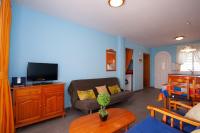Televízia a/alebo spoločenská miestnosť v ubytovaní Apartment near the beach with a huge terrace patio, wifi and parking