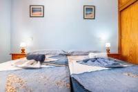 Posteľ alebo postele v izbe v ubytovaní Apartment near the beach with a huge terrace patio, wifi and parking