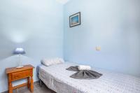 Posteľ alebo postele v izbe v ubytovaní Apartment near the beach with a huge terrace patio, wifi and parking