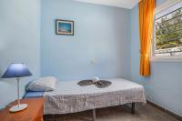 Posteľ alebo postele v izbe v ubytovaní Apartment near the beach with a huge terrace patio, wifi and parking