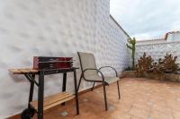 Balkón alebo terasa v ubytovaní Apartment near the beach with a huge terrace patio, wifi and parking