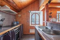 Kuchyňa alebo kuchynka v ubytovaní Chalet La Chapelle aux pieds des pistes