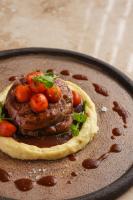 Avantgarde Refined Caves Of Cappadocia في أوروغوب: طبق من الطعام عليه لحم وخضروات