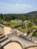 Bazén v ubytování Spectacular Penthouse apartment in magnificent San Roque Club nebo v jeho okolí