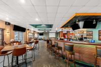 ein Restaurant mit Tischen und Stühlen und eine Bar in der Unterkunft Comfort Inn & Suites Omaha Central in Omaha