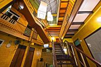 Un pasillo con escaleras en un edificio con un reloj. en The Park House, en Male