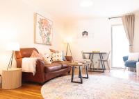 ein Wohnzimmer mit einer Couch und einem Tisch in der Unterkunft Five Pines Studio in Woodend