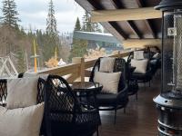 Un grupo de sillas y mesas en un patio. en Shypit Spa&Resort, en Pilipets