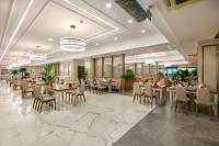 een eetkamer met tafels en stoelen in een gebouw bij Club Hotel Phaselis Rose in Tekirova