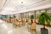 een restaurant met tafels en stoelen en een palmboom bij Club Hotel Phaselis Rose in Tekirova