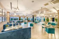 een restaurant met blauw meubilair en tafels en stoelen bij Club Hotel Phaselis Rose in Tekirova