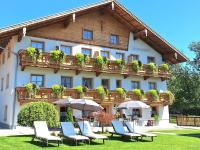 un hotel con sillas y sombrillas delante en Denggnhof, en Münster