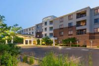 Una representación de un hotel con estacionamiento. en Courtyard by Marriott Madison West &#47; Middleton, en Middleton