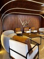 una sala de espera con sofás, una mesa y sillas en Wai Hotel Picos, en Picos