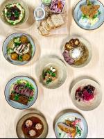 Brezovina Apartments Oravské Veselé - ORAVA في Veselé: طاولة عليها العديد من أطباق الطعام