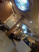 Una vista aérea de un salón con una vidriera. en APPARTEMENT AMIRA iFRANE, en Ifrane