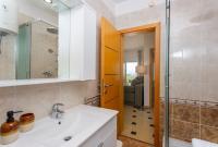 Kúpeľňa v ubytovaní Apartment Njivice 5295b