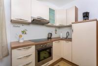 Kuchyňa alebo kuchynka v ubytovaní Apartment Njivice 5295b
