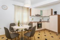 Kuchyňa alebo kuchynka v ubytovaní Apartment Njivice 5295b