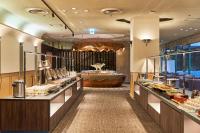 Un restaurante con una línea de buffet con comida en exhibición. en Katsuyama New Hotel, en Katsuyama