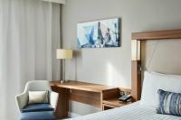 Courtyard by Marriott London City Airportにあるベッド
