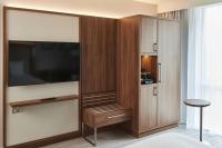 Courtyard by Marriott London City Airportにあるテレビまたはエンターテインメントセンター