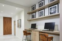 Courtyard by Marriott London City Airportにあるテレビまたはエンターテインメントセンター