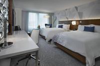 Renaissance Edmonton Airport Hotelにあるベッド