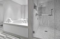 Renaissance Edmonton Airport Hotelにあるバスルーム