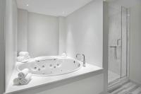 Renaissance Edmonton Airport Hotelにあるバスルーム