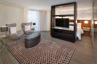 Renaissance Edmonton Airport Hotelにあるテレビまたはエンターテインメントセンター