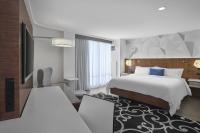 Renaissance Edmonton Airport Hotelにあるベッド