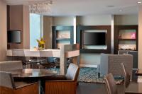 Renaissance Edmonton Airport Hotelにあるテレビまたはエンターテインメントセンター