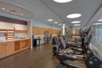 Renaissance Edmonton Airport Hotelにあるフィットネスセンターまたはフィットネス設備