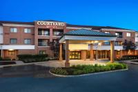 un hotel con un mirador frente a un edificio en Courtyard by Marriott West Orange, en West Orange